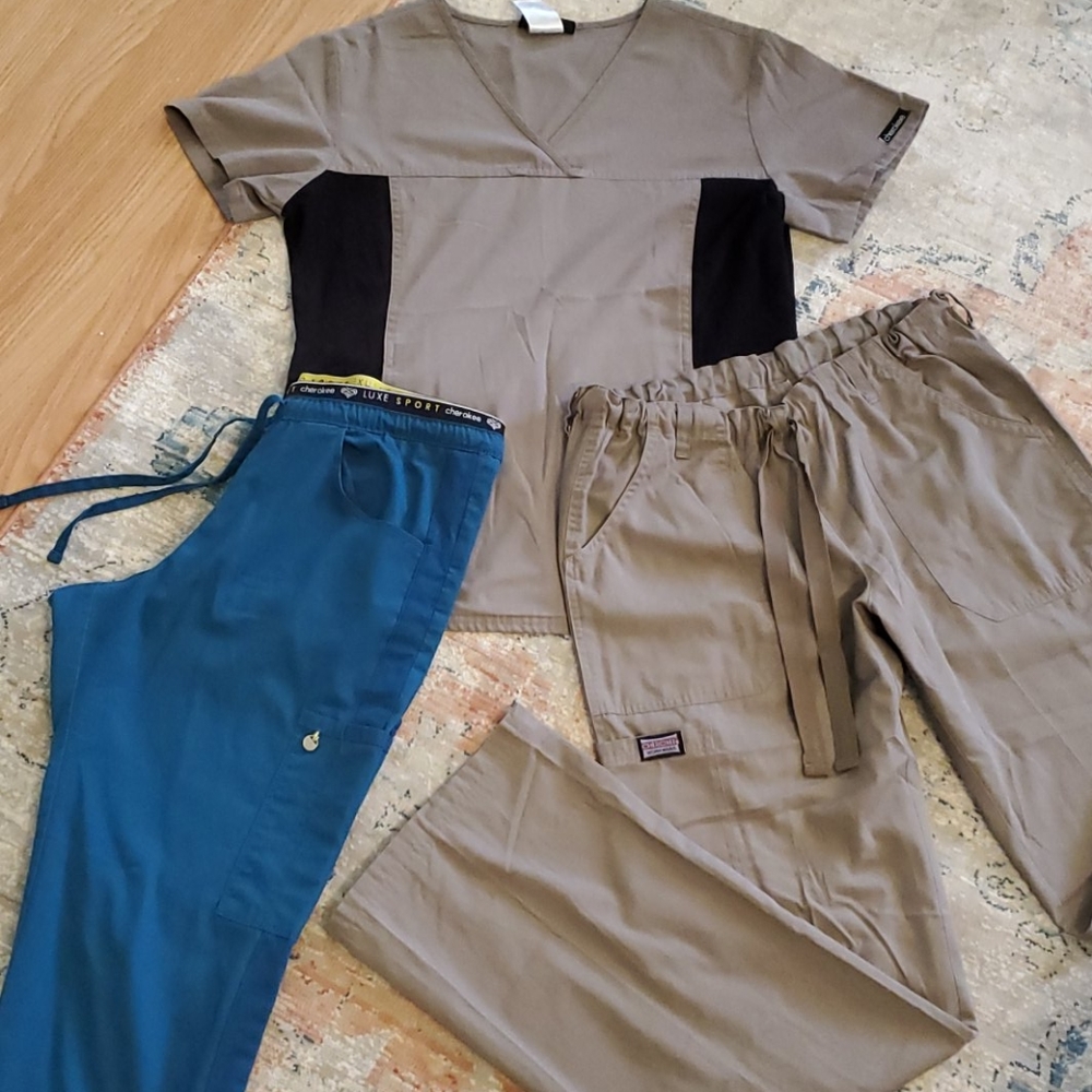 Cherokee scrubs size S